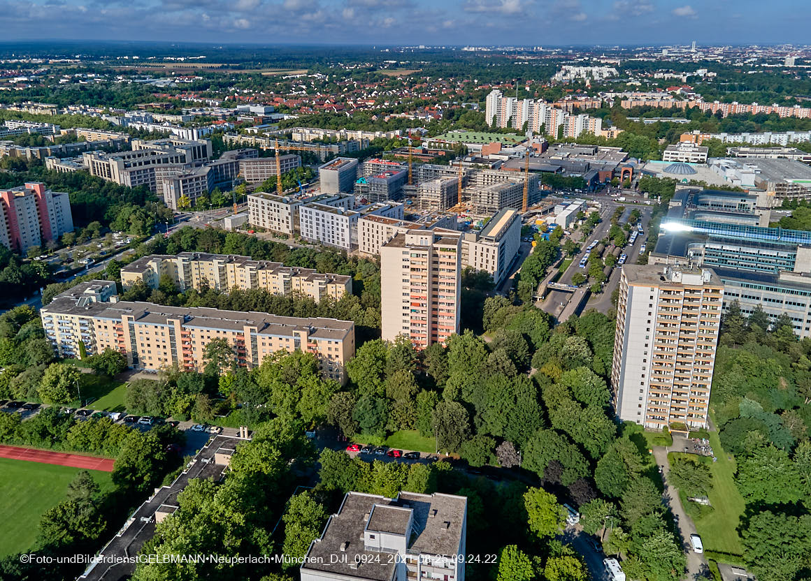 25.08.2021 - Luftaufnahmen und Rundumblick auf das neue Perlach PLaza, der neuen Mitte von Neuperlach