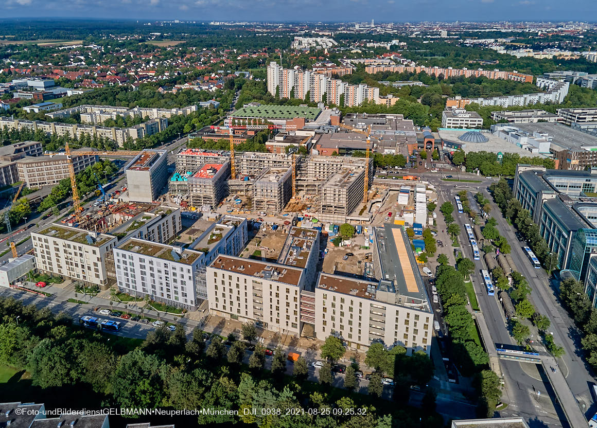 25.08.2021 - Luftaufnahmen und Rundumblick auf das neue Perlach PLaza, der neuen Mitte von Neuperlach