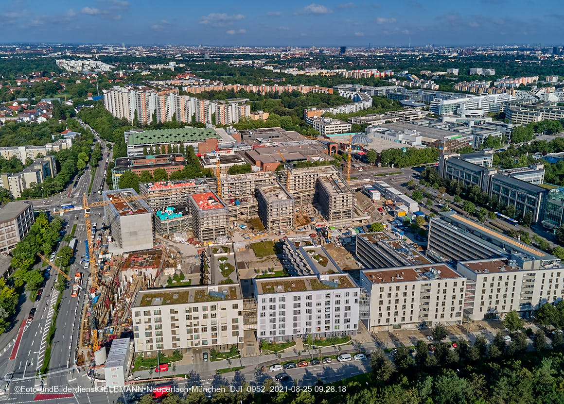 25.08.2021 - Luftaufnahmen und Rundumblick auf das neue Perlach PLaza, der neuen Mitte von Neuperlach